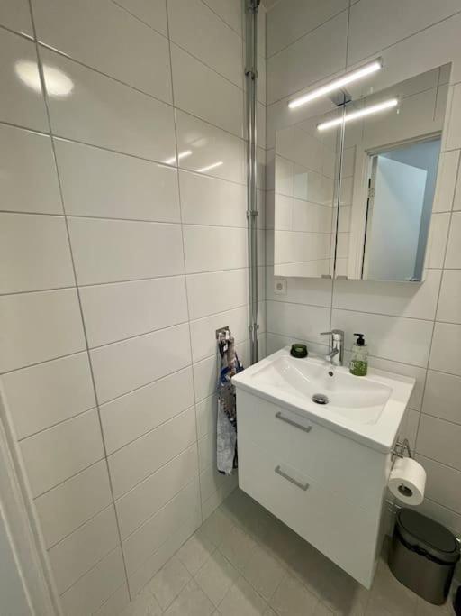 Newly Built Bright Apartment, Close To Everything If You Want To Visit Stockholm, You Will Find The Perfect Accommodation Here! Ferry Line 80 Makes It Very Convenient And Easy To Get To The City Center Nacka Exteriör bild