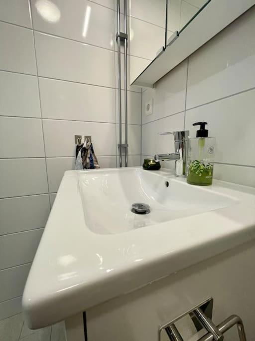 Newly Built Bright Apartment, Close To Everything If You Want To Visit Stockholm, You Will Find The Perfect Accommodation Here! Ferry Line 80 Makes It Very Convenient And Easy To Get To The City Center Nacka Exteriör bild