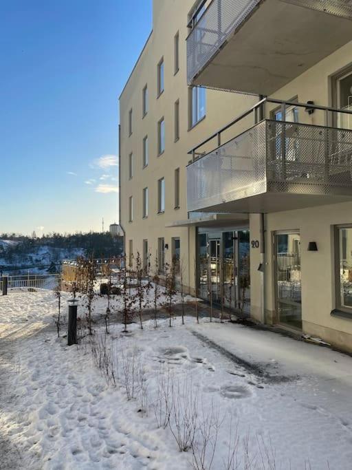 Newly Built Bright Apartment, Close To Everything If You Want To Visit Stockholm, You Will Find The Perfect Accommodation Here! Ferry Line 80 Makes It Very Convenient And Easy To Get To The City Center Nacka Exteriör bild