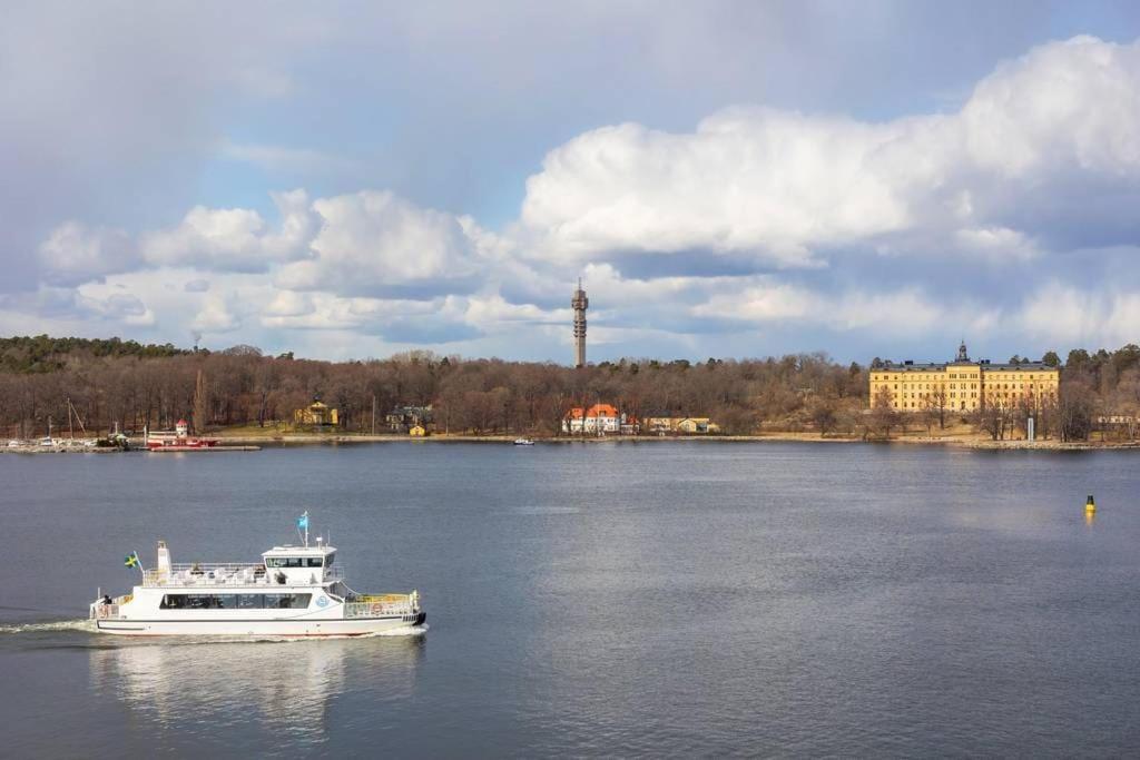 Newly Built Bright Apartment, Close To Everything If You Want To Visit Stockholm, You Will Find The Perfect Accommodation Here! Ferry Line 80 Makes It Very Convenient And Easy To Get To The City Center Nacka Exteriör bild