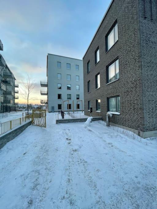 Newly Built Bright Apartment, Close To Everything If You Want To Visit Stockholm, You Will Find The Perfect Accommodation Here! Ferry Line 80 Makes It Very Convenient And Easy To Get To The City Center Nacka Exteriör bild