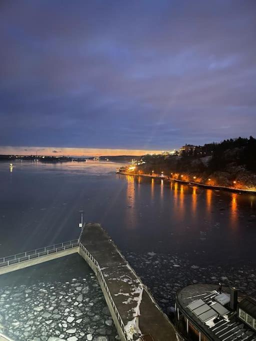 Newly Built Bright Apartment, Close To Everything If You Want To Visit Stockholm, You Will Find The Perfect Accommodation Here! Ferry Line 80 Makes It Very Convenient And Easy To Get To The City Center Nacka Exteriör bild