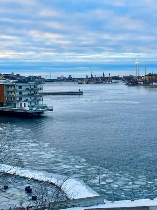 Newly Built Bright Apartment, Close To Everything If You Want To Visit Stockholm, You Will Find The Perfect Accommodation Here! Ferry Line 80 Makes It Very Convenient And Easy To Get To The City Center Nacka Exteriör bild
