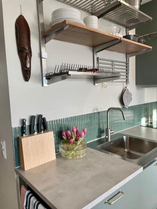 Newly Built Bright Apartment, Close To Everything If You Want To Visit Stockholm, You Will Find The Perfect Accommodation Here! Ferry Line 80 Makes It Very Convenient And Easy To Get To The City Center Nacka Exteriör bild